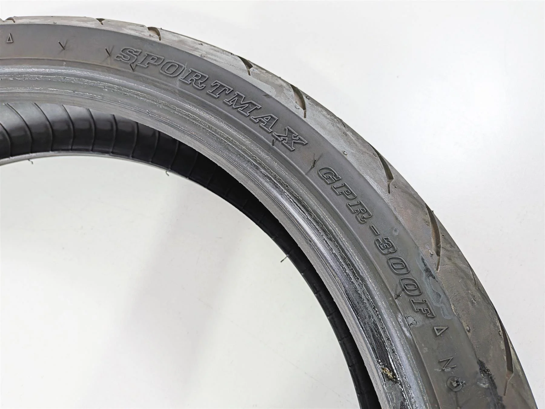 Used Front Front Dunlop Sportmax GPR-300 110/70R17 Tire HJDD7R4N9F - Image 4
